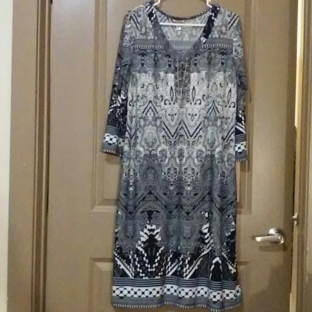 Black & white dress - label says 2x but it runs sm